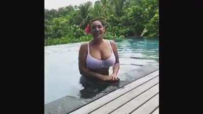 So hot in bikini 👙