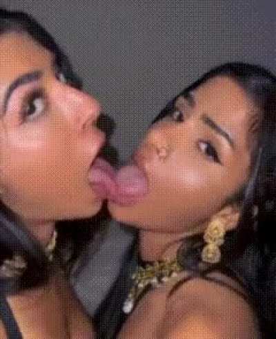 Jasmine Sherni and slayhil kissing 