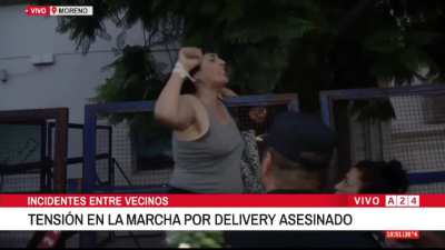 Familiares de lucas estaban protestando por la falta de seguridad en Moreno, sin embargo una mujer salió al grito de : 