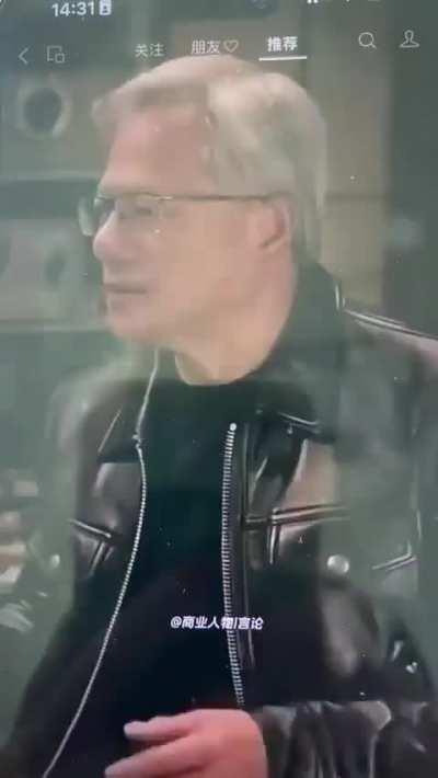 英伟达创始人黄仁勋说：“我之所以如此幸运能有今天的成就，完全仰赖于我的父亲有远见卓识，他把我带到美利坚，我的美国梦因此而成真，我为此感激不尽！粉红们想要成为人之前请首先要学会感恩！