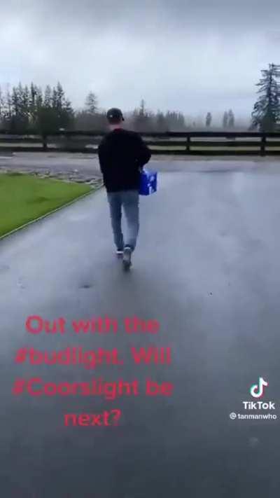 Homophobic MAGA dumbfuck pours out Budweiser to own the libs