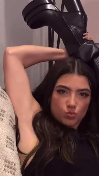 She's so flexible 😳