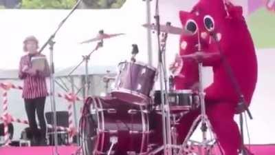 Когда попросил брата подменить тебя на детском празднике. А он - барабанщик. В треш-метал группе.