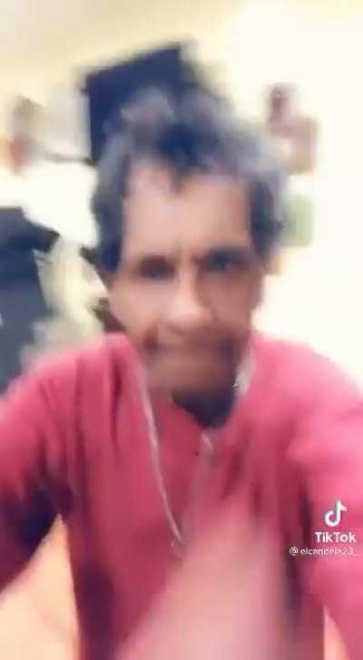 Weee traes una arañota en la cara quítatela!!!!!