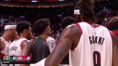 [Highlight] Dame Lillard takes it all the way to the rim from the inbounds to beat the halftime buzzer