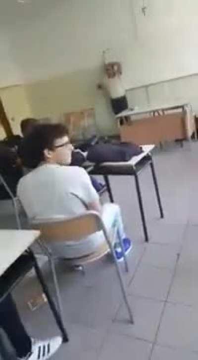 Muleque tem coragem.