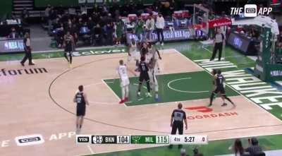 [Highlight] Kyrie beats the shot clock with the ridiculous free throw line floater