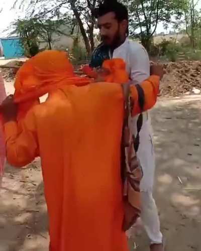 ਸਾਧ ਦੇ ਭੇਸ 'ਚ ਘੁੰਮਣ ਵਾਲੇ ਨੂੰ ਜਦੋਂ ਪਿੰਡ ਵਾਲਿਆਂ ਨੇ ਫੜਿਆ ਤਾਂ ਅੱਗੇ ਵੇਖੋ ਕੀ ਹੋਇਆ ?