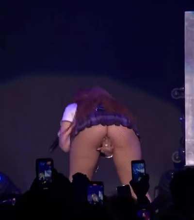 Ice spice sexy hiphop thot busty Curvy natural very short skirt twerking onstage bending over hot