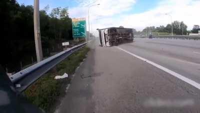 Motorcyclist close call with a lorry