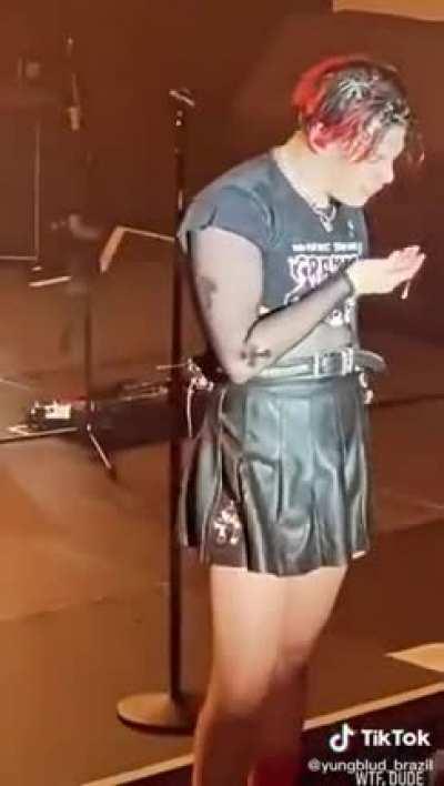 por favor adm aceita isso e faz a yulla ver essa porra tbm não vamos sofre sozinho