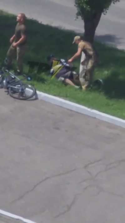 Ukrainians in Kremenchuk vs TCC conscription officers.