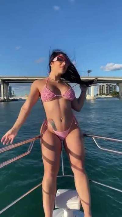 Laura Van (@lauravanofficial)