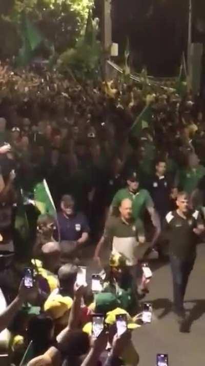 Fascists bolsonaro supporters continue to demonstrate in Brazil, calling for a military intervention under the same motto it happened in the country in 1964 when the military made a coup and stayed in power for 21 years. They call of 