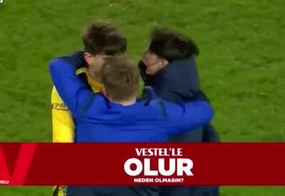 Wholesome moment from the Başakşehir-Trabzonspor match, when 18 year old Kağan Moradaoğlu celebrated with the other u19 goalkeepers following him keeping a clean sheet in his debut.