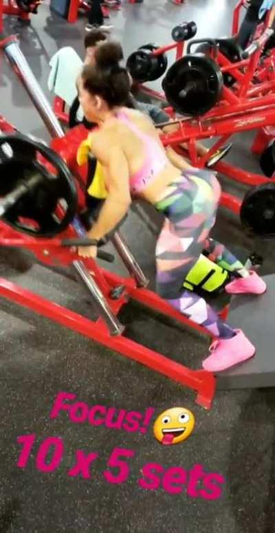 Try this exercise next time you train legs loves🖤👽. More workouts at my ig carolynefit_