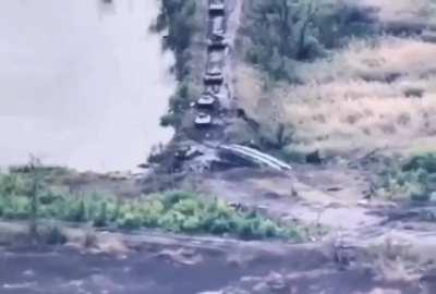 UA Pov A Russian collumn of vehicles is advancing near Vodyane Avdiivka, but the first vehicle falls off a bridge.