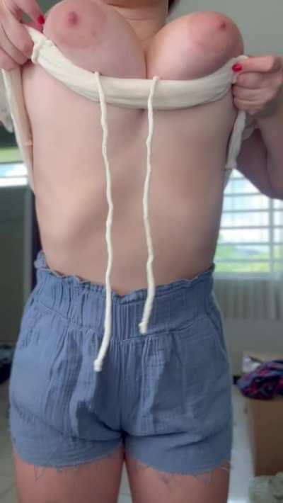 it&rsquo;s a miracle that my shirt can contain my big, natural boobs for so long