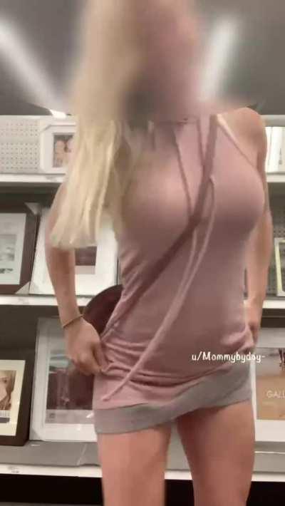 Milf on aisle 9 [GIF].