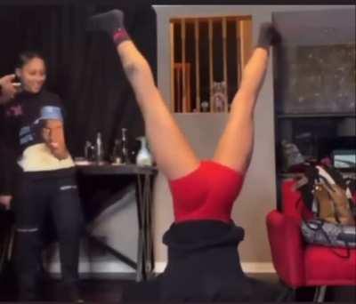 She knows how to move it 🍑