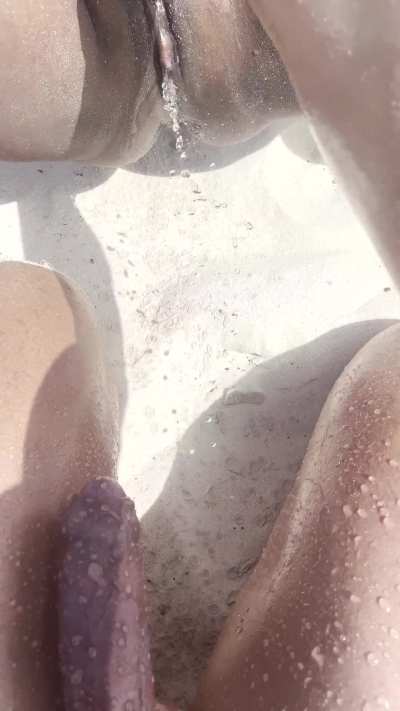 he fingered me on the beach!!
