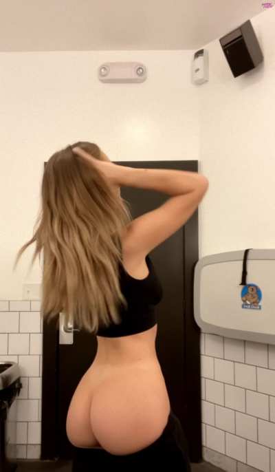 Fun babe showing off her tits and ass