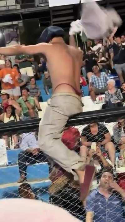 Apareci&oacute; un gaucho en tanga en el festival de Jes&uacute;s Mar&iacute;a