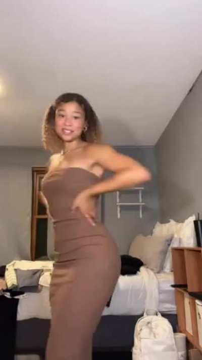 Lexie’s ass sitting so well in this dress