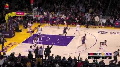 [Highlight] Rui Hachimura goes up and under through two defenders with a crafty layup