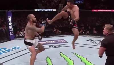Fabricio Werdum flying kick against Travis Browne