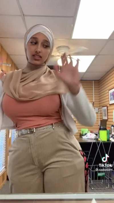 Thick hijabi