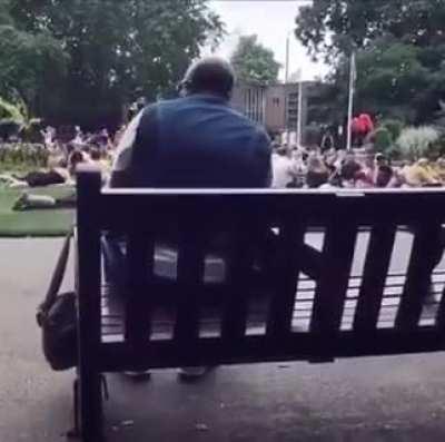 Un capo el Boomer cantando