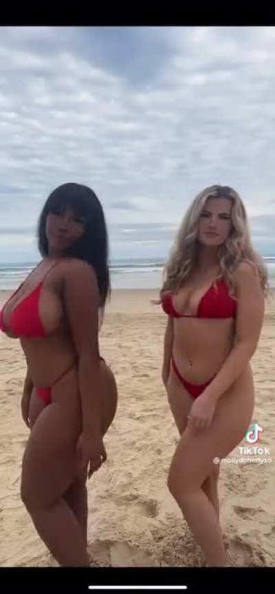 Whos thiccer left or right please comment