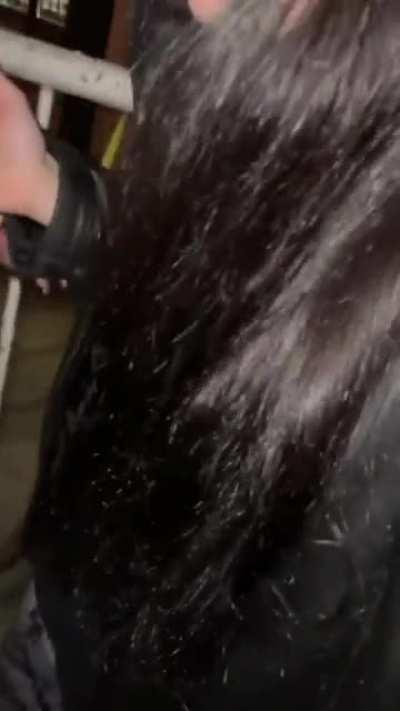 Denuncia que no la dejaron entrar a un boliche por no tener pollera o calzas