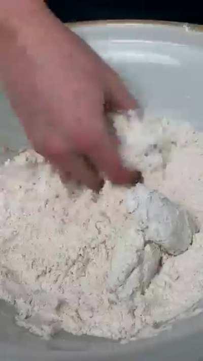 Adam hem tarif verip hem şarkı yapmış mükkemmel la