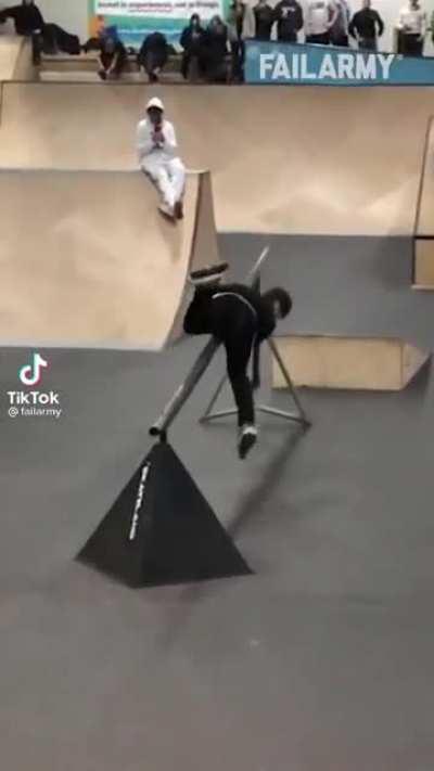 Roller skating stunt gone wrong 😖