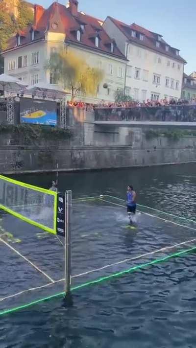 This volleyball court on the Ljubljana River is ELITE 🔥