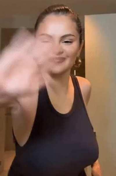 Happy Monday from Selena Gomez and her big fat titties 👋