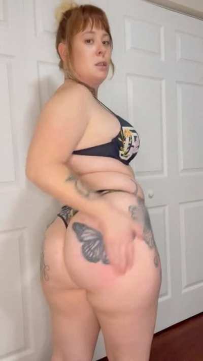 Give this ass 🍑 a smack 😈