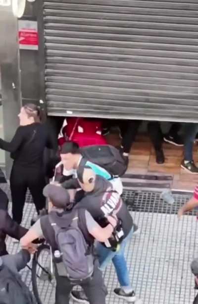 Argentina, manifestants attack a periodist and a delivery guy.