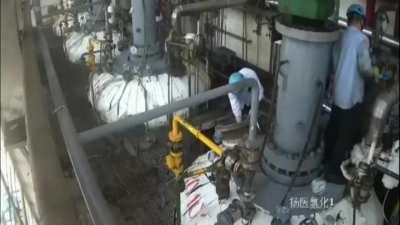 Công nhân Trung Quốc bị bắn đi như đại bác sau một vụ nổ lớn