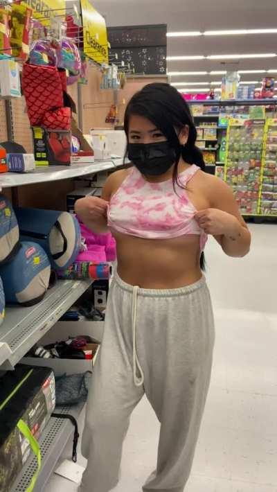 do you like when i flash you with my 18 year tits? 😋 4’9 FUCKDOLL! 💦 SOLO/B&G 💵 5 SUB!!! 💖 LINK IN BIO