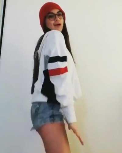 Edited twerking version. Still Gonna fap imagining Vanessa grinding on my cosita