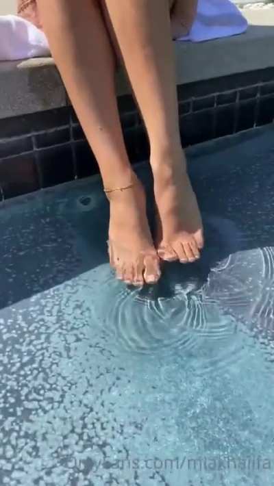 Mia Khalifa amazing feet and soles