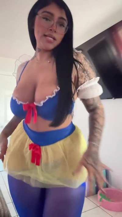 Snow White Outfit