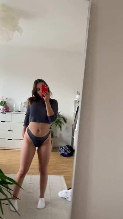 Hi to the 4 horny guys who will see this 🍑