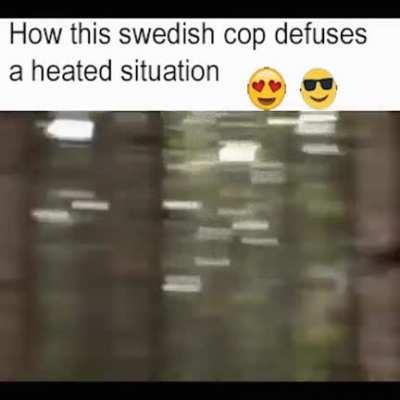 how this swedish police officer deescalates a heated situation 😎