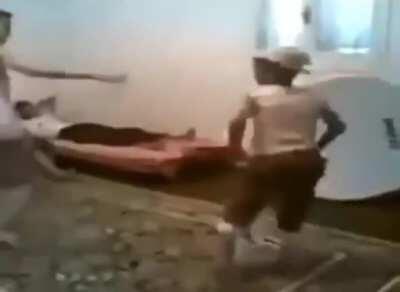 Las pibas: hay boluda me encanta esta pijamada. Los pibes😎💥