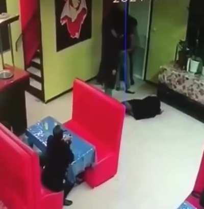 Девушки попросили пацанов не класть ноги на стол