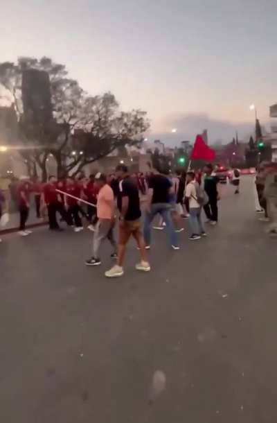 Agresión de militantes de izquierda hacia libertarios durante el acto de Milei en Córdoba.